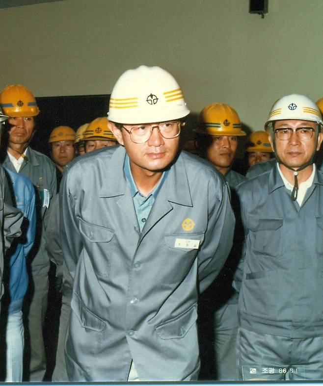 제련소를 둘러보는 최창걸 명예회장/고려아연