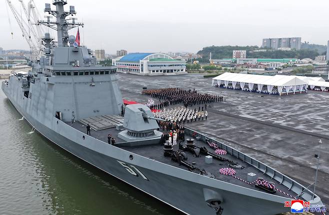김정은 북한 국무위원장이 5일 무장장비전시회 참관 일정으로 5000t급 신형 구축함 '최현호'를 돌아봤다고 조선중앙통신이 6일 보도했다./조선중앙통신 홈페이지 캡처
