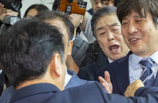 김형석 독립기념관장이 9월 8일 국회 소통관에서 '독립기념관 바로 세우기' 기자회견을 마친 뒤 퇴장하다 기자회견 개최에 항의하는 더불어민주당 문진석 원내운영수석부대표의 항의를 받은 뒤 설전을 벌이고 있다. 연합뉴스