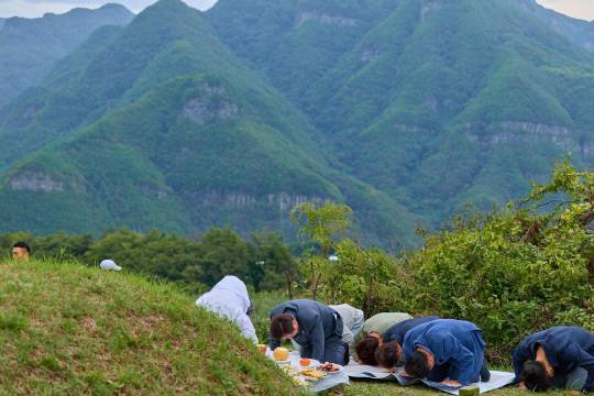 이재명 대통령은 추석인 6일 고향인 경북 안동을 찾아 부모의 선영을 참배했다. 이재명 대통령 페이스북