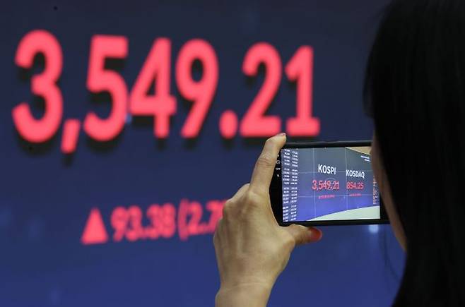 지 난2일 오후 서울 영등포구 한국거래소 서울사무소 홍보관에 지수가 표시되고 있다(자료사진). ⓒ뉴시스