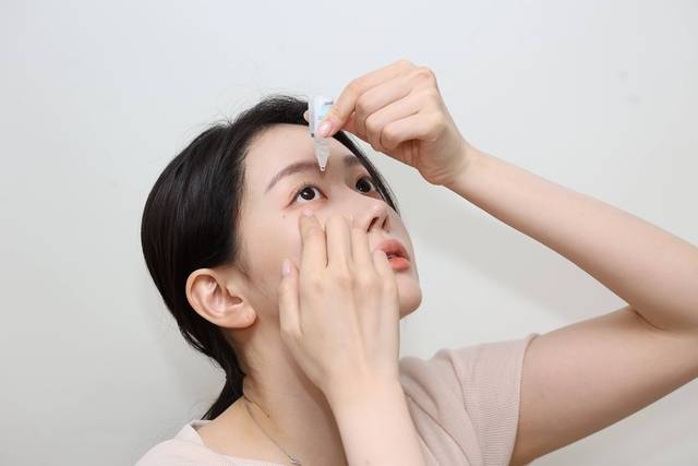 안구건조증 치료의 기본은 인공눈물 점안으로 부족한 눈물 보충, 눈꺼풀 및 안구표면 염증 완화에 도움을 준다. 김안과병원 제공.