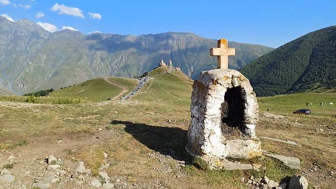 게르게티 삼위일체 교회 인근의 조형물.