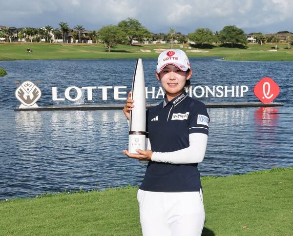 2025년 미국여자프로골프(LPGA) 투어 롯데 챔피언십에서 김효주와 접전 끝에 우승을 차지한 황유민 프로가 우승 트로피를 들고 기념 촬영하는 모습이다. 사진제공=대홍기획 (사진을 무단으로 사용하지 마십시오.)