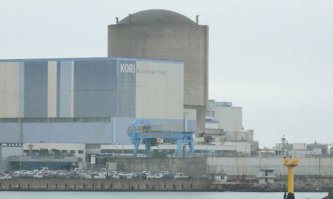 한국 첫 원자력발전인 고리 1·2호기는 미국 웨스팅하우스가 ‘턴키’(일괄) 방식으로 지어 우리가 원전 기술을 배울 여지가 없었다. 국내 최초로 해체 작업이 시작된 고리 1호기의 모습. 연합뉴스