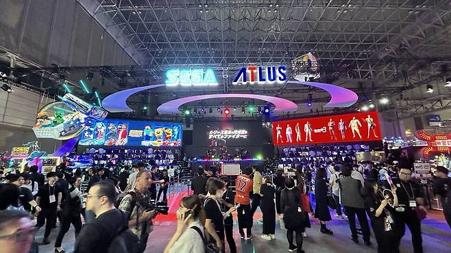 일본 지바현 마쿠하리 멧세에서 열린 ‘도쿄게임쇼 2025’의 세가-아틀러스 부스에서 관람객들이 게임 체험을 하고 있다.