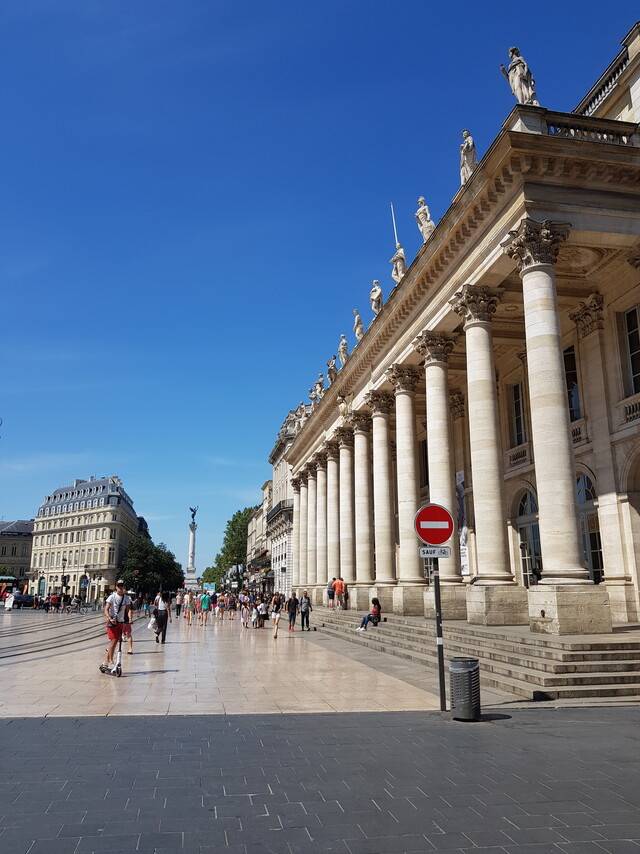 보르도 대극장(사진 오른쪽) 모습. 멀리 지롱드 기념비가 보인다. 천호성 기자
