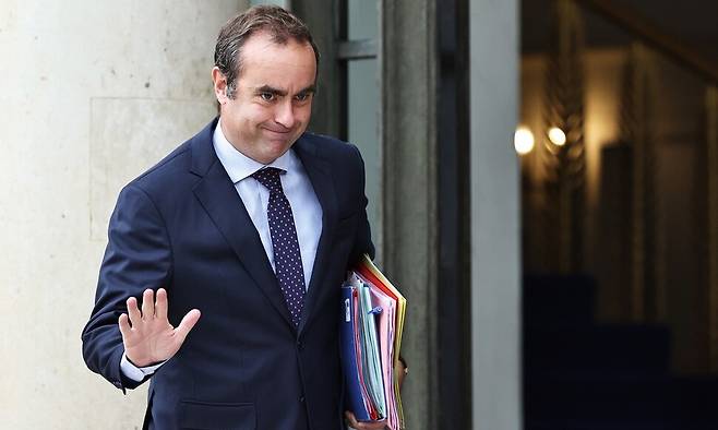 세바스티앙 르코르뉘 프랑스 총리가 지난달 4일(현지시각) 파리 엘리제 대통령궁에 도착해 취재진에게 인사를 하고 있다. 파리/신화통신 연합뉴스