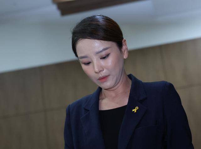 강미정 조국혁신당 대변인이 지난달 4일 서울 여의도 국회 소통관에서 당내 성 비위 의혹과 관련한 탈당 기자회견을 하기위해 이동하고 있다. 뉴시스