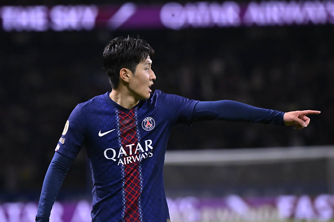 PSG 이강인이 28일 오세르와의 리그1 6라운드서 선발 출전해 동료들과 소통하고 있다. 사진=PSG
