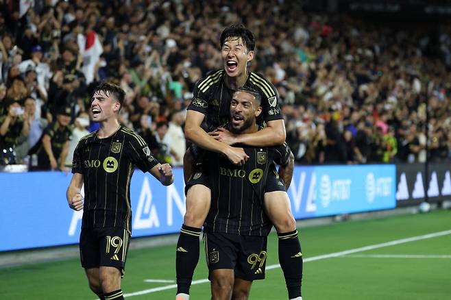 <yonhap photo-5102=""> Oct 5, 2025; Los Angeles, California, USA; LAFC forward Denis Bouanga (99) celebrates with midfielder Andrew Moran (19) and forward Son Heung-Min (top) after scoring a goal during the second half against Atlanta United FC at BMO Stadium. Mandatory Credit: Kiyoshi Mio-Imagn Images/2025-10-06 12:38:43/ <저작권자 ⓒ 1980-2025 ㈜연합뉴스. 무단 전재 재배포 금지, AI 학습 및 활용 금지></yonhap>