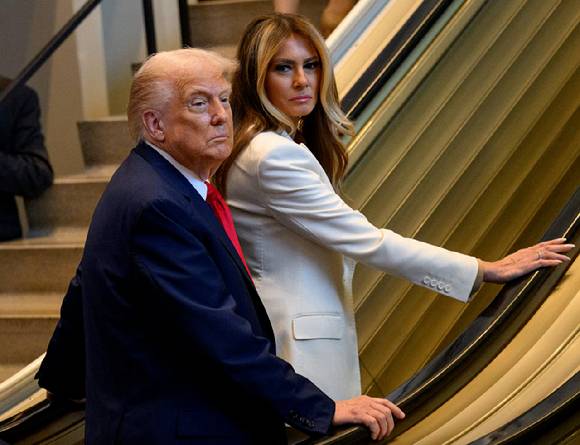 "Stop!" 도널드 트럼프 미국 대통령(왼쪽)과 배우자 멜라니아 여사가 지난달 23일뉴욕 유엔총회 연설을 위해 가던 중 고장난 에스컬레이터 위에 서 있다. [사진=연합뉴스]