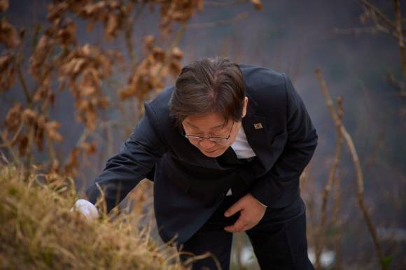 이재명 대통령이 대선 출마를 선언했던 지난 4월 경북 안동에 위치한 부모님 선영을 찾아 참배하고 있다. [사진=당시 이재명 캠프 제공]