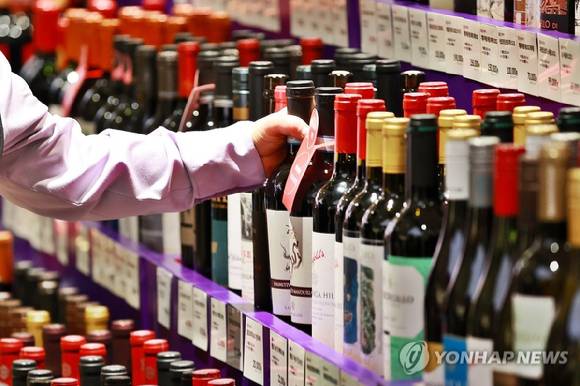 롯데백화점의 와인 매장 전경. [사진=연합뉴스]