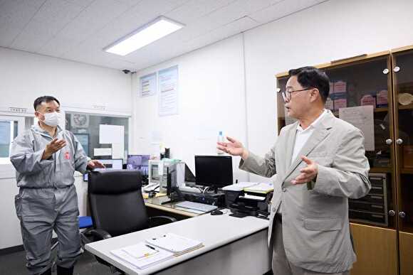 강수현 양주시장이 추석연휴 기간 관내 기관을 방문하고 있다. [사진=양주시]