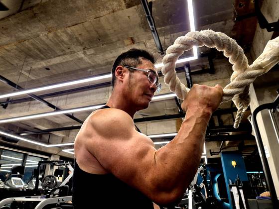 지난달 25일 경남 김해시 한 헬스장에서 팔씨름 훈련 중인 서상진(55)씨 모습. 서씨는 김해시청 실무관으로, 지난달 불가리아에서 열린 제23회 세계팔씨름대회에 출전해 한국인 최초로 그랜드마스터(50대) 70㎏급 오른팔 부문 3위를 기록했다. 안대훈 기자