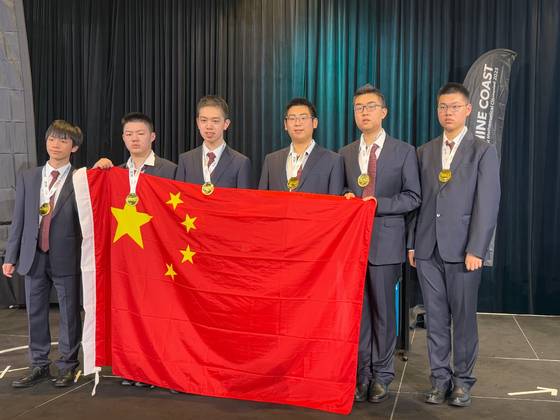 2025년 7월 호주에서 열린 제 66회 국제 수학올림피아드(IMO)에서 우승한 중국 대표선수단. 110개국에서 630명이 참가한 대회에서 중국 팀은 231점을 획득해 1위였다. 6명 중 덩러옌과 장헝예 학생은 만점을 받았다. 중국 수학회 홈페이지