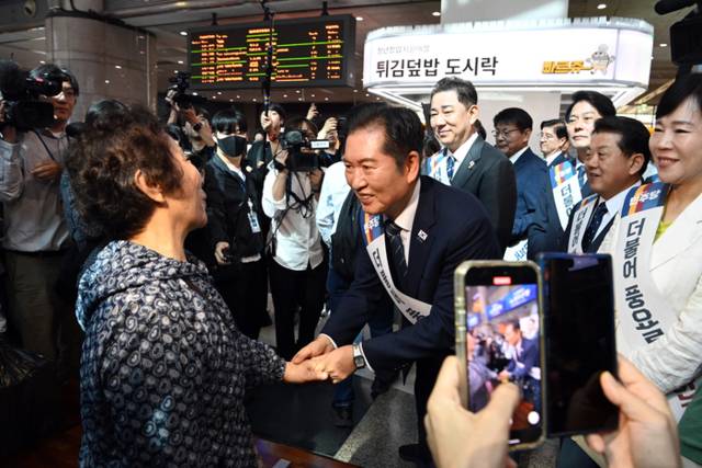 ▲ 더불어민주당 정청래 대표와 김병기 원내대표를 비롯한 의원들이 추석연휴를 앞둔 2일 서울 용산역에서 귀성객들에게 인사하고 있다.