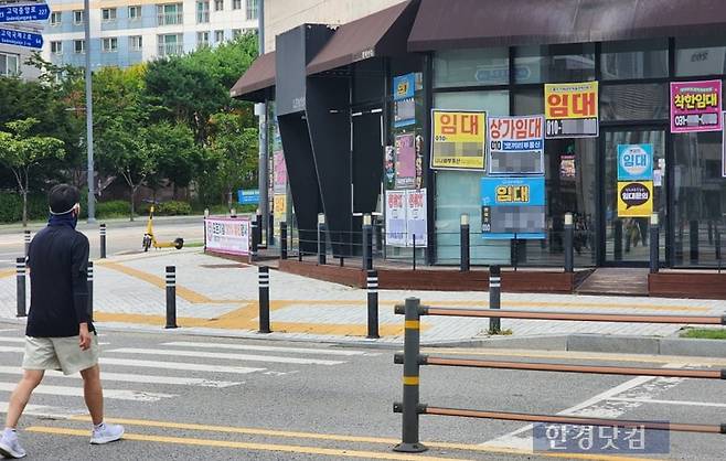 경기 평택 고덕신도시 한 건물 1층에 임대 안내문이 빼곡하게 붙어 있다. 사진=오세성 한경닷컴 기자