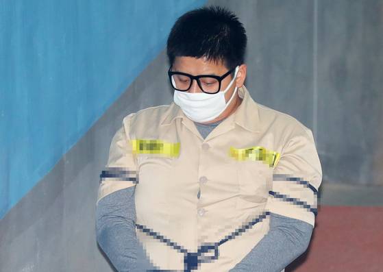 Lee Young-hak arrives at the Seoul High Court in southern Seoul in September 2018 for an appellate trial on his murder of a 14-year-old girl. [YONHAP]