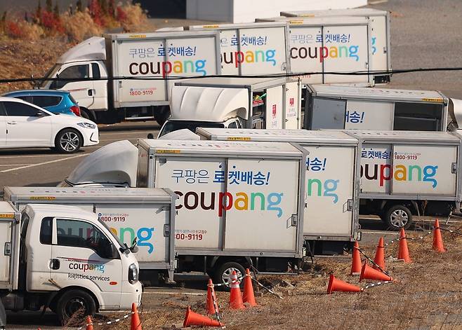 서울의 한 쿠팡 캠프에 주차된 배송차량 모습. 연합뉴스