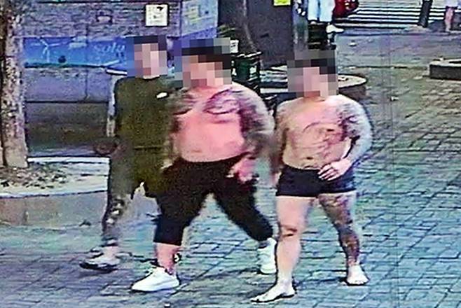 문신 드러내고 거리 활보하는 폭력조직원들. 기사 내용과 직접적인 관련 없음. [광주지방검찰청 제공]