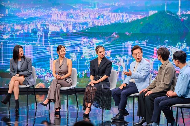 이재명 대통령이 지난 8월 20일 오후 5시 녹화방송 형태로 공개하는 아리랑 국제방송 ‘케이팝 더 넥스트 챕터(K-Pop:The Next Chapter)’ 프로그램에 출연하고 있다. 이 대통령은 넷플릭스 애니메이션 ‘케이팝 데몬 헌터스’(케데헌) 매기 강 감독, 트와이스의 지효·정연, 음악 프로듀서 겸 디제이 알티(R.Tee), 평론가 김영대와 K팝 산업의 미래에 관해 논의했다. [사진 = 대통령실]