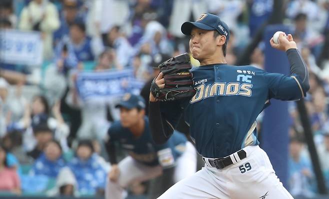 6일 대구 삼성라이온즈파크에서 열린 2025 KBO 포스트시즌 와일드카드 1차전 삼성 라이온즈와 NC 다이노스의 경기. NC 선발투수 구창모가 1회말 역투를 하고 있다. 연합뉴스