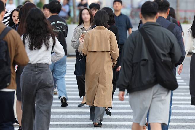 일교차가 벌어지며 쌀쌀한 가을 날씨를 보인 서울 종로구 광화문광장 인근에서 긴소매 옷을 입은 시민들이 발걸음을 재촉하고 있다. 2025.9.29 [사진 = 연합뉴스]