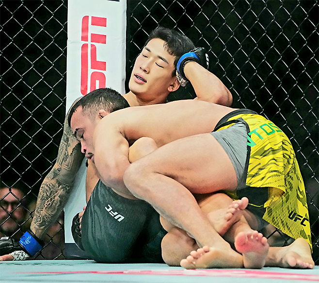 ‘좀비 주니어’ 유주상이 2025년 10월 미국 네바다주 패러다이스의 티모바일 아레나 UFC320 계약 체중 69.4㎏ Preliminary card 제3경기 다니에우 구스타부 곤자가 산투스의 그래플링을 조롱하고 있다. 사진=Imagn Images=연합뉴스 제공