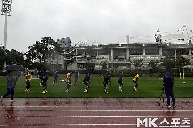 훈련 중인 한국 축구 대표팀 선수들. 사진=이근승 기자