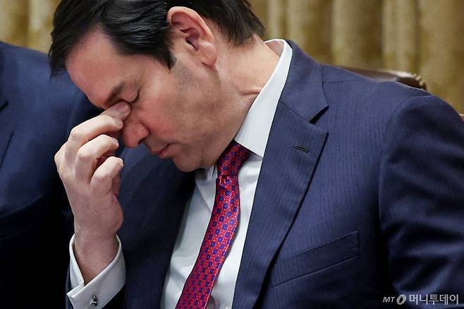 마코 루비오 미국 국무장관이 지난 8월26일(현지시간) 백악관 각료회의에 참석하던 중 눈을 만지고 있다. /워싱턴 로이터=뉴스1