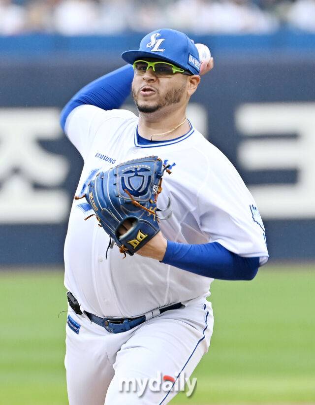 6일 오후 대구광역시 수성구 대구삼성라이온즈파크에서 진행된 '2025 프로야구 KBO리그 포스트시즌' 와일드카드 결정전 1차전 삼성라이온즈와 NC다이노스의 경기. 삼성 후라도가 선발등판해 역투하고 있다./대구 = 송일섭 기자