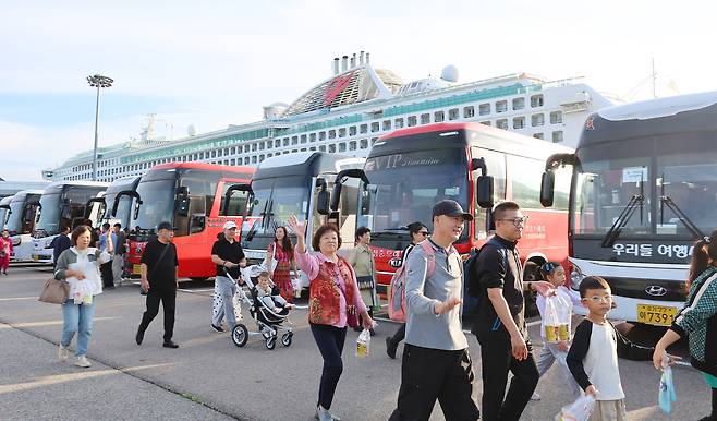 중국인 단체관광객 무비자 입국 첫날인 지난달 29일 오전 인천 연수구 인천항 국제크루즈터미널에 입국한 중국인 단체 크루즈관광객들이 버스로 향하고 있다. [연합]