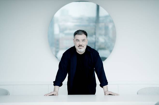 NDR 엘프필하모니 오케스트라를 8년째 이끌고 있는 세계적인 지휘자 앨런 길버트 [빈첼체로 제공]