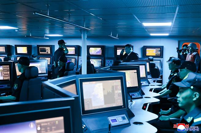 김정은 북한 국무위원장이 5일 무장장비전시회 참관 일정으로 5천t급 신형 구축함 ‘최현호’를 돌아봤다고 조선중앙통신이 6일 보도했다.[연합]