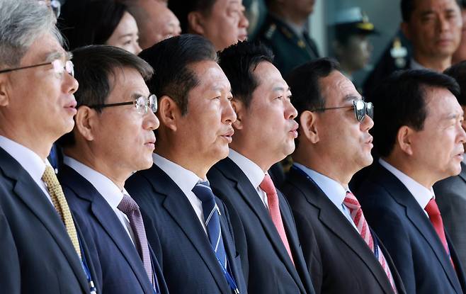정청래 더불어민주당 대표와 장동혁 국민의힘 대표를 비롯한 참석자들이 지난 1일 충남 계룡대 대연병장에서 열린 건군 77주년 국군의날 기념행사에서 애국가를 제창하고 있다. [연합]