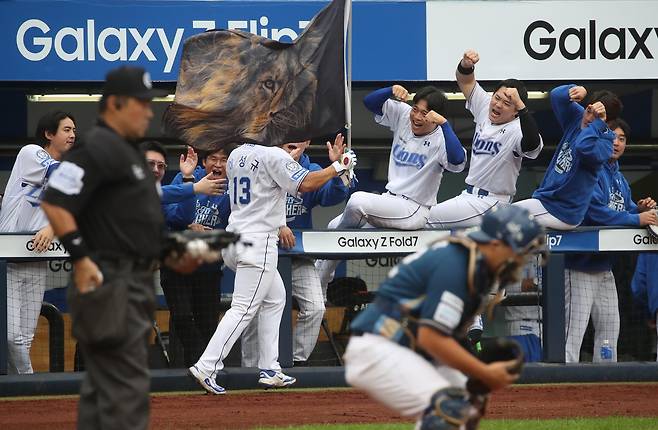 6일 대구 삼성라이온즈파크에서 열린 2025 KBO 포스트시즌 와일드카드 1차전 삼성 라이온즈와 NC 다이노스의 경기. 5회말 2사 상황에서 타석에 들어선 삼성 이성규가 솔로홈런을 친 후 동료들의 축하를 받고 있다. [연합]