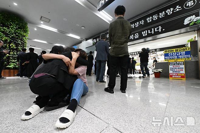 [무안=뉴시스] 이영주 기자 =  12·29 무안공항 제주항공 여객기 참사 유가족협의회의 추석 합동 차례가 열린 6일 오후 전남 무안군 무안국제공항에서 참사 유족들이 주저앉아 서로 부둥켜 안고 오열하고 있다. 2025.10.06. leeyj2578@newsis.com