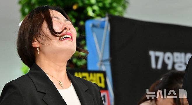 [무안=뉴시스] 이영주 기자 = 김유진 12·29 무안공항 제주항공 여객기 참사 유가족협의회 대표가 6일 오후 전남 무안군 무안국제공항에서 열린 추석 합동차례 도중 오열하고 있다. 2025.10.06. leeyj2578@newsis.com