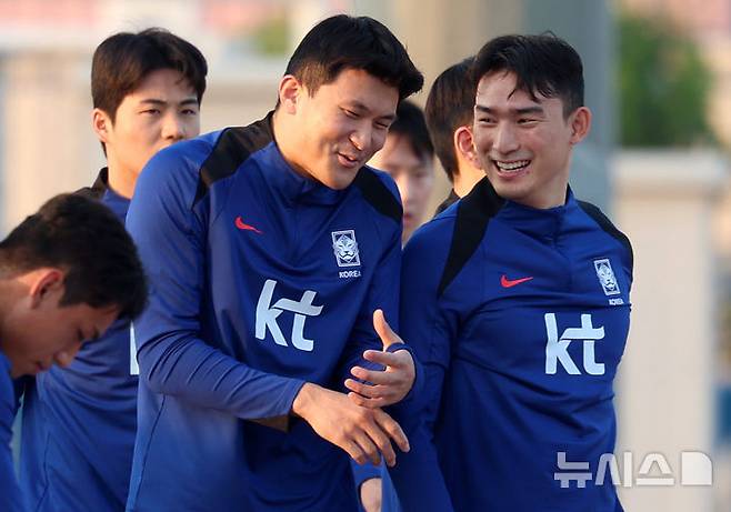 [쿠웨이트시티(쿠웨이트)=뉴시스] 이영환 기자 = 축구 대표팀 김민재와 조유민이 16일 오후(현지시각) 쿠웨이트 자베르 알아흐마드 국제경기장 인근 보조구장에서 진행된 훈련에서 대화를 하고 있다. 2024.11.16. 20hwan@newsis.com