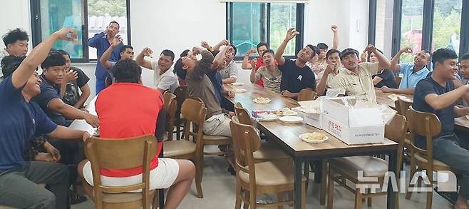[괴산=뉴시스] 충북 괴산군이 추석 당일인 6일 지역 내 외국인 근로자 기숙사에서 '추석맞이 한마당 행사'를 진행하고 있다. (사진= 괴산군 제공) 2025.10.06. photo@newsis.com  *재판매 및 DB 금지