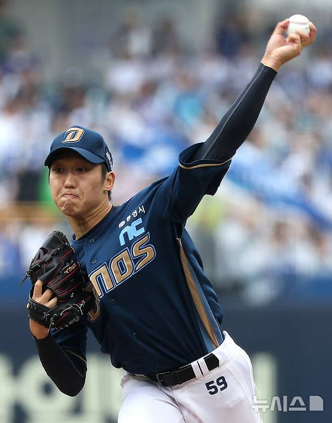 [대구=뉴시스] 이무열 기자 = 6일 대구 수성구 삼성라이온즈파크에서 열린 2025 신한 SOL 뱅크 KBO리그 와일드카드 1차전 NC 다이노스와 삼성 라이온즈의 경기, 1회말 NC 선발투수 구창모가 공을 던지고 있다. 2025.10.06. lmy@newsis.com