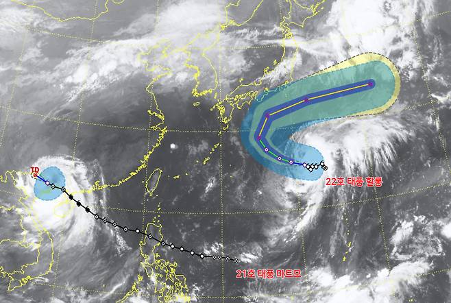 21호 태풍 '마트모'와 22호 태풍 '할롱' [기상청 제공]