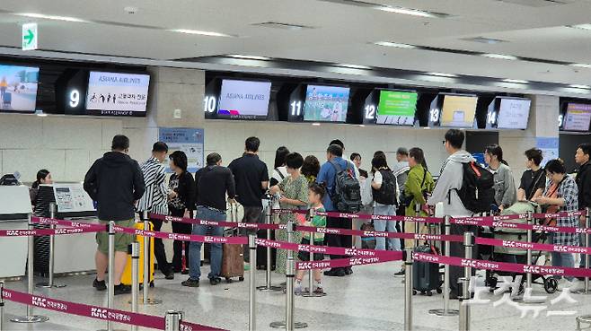 추석 당일인 6일 이른 아침부터 많은 승객들이 대구국제공항을 찾았다. 정진원 기자