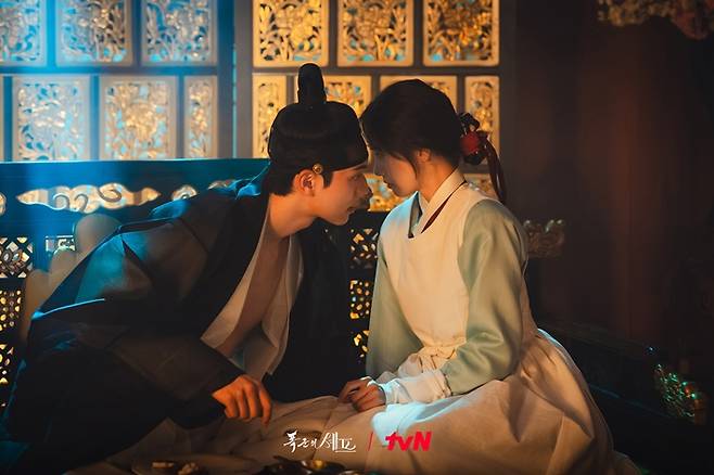 이헌이 연지영의 뛰어난 음식 솜씨에 감탄하며 '과인은 너로 정했다'라고 하는 장면. tvN 제공
