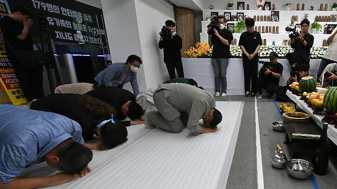 6일 오후 2시 전남 무안군 무안국제공항 1층에 마련된 합동분향소에서 여객기 참사 희생자들을 위한 추석 합동 차례가 진행되고 있다. 독자 제공