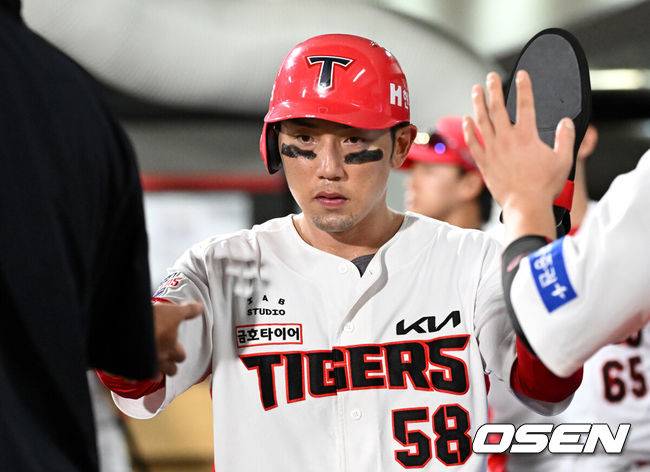 [OSEN=광주, 이대선 기자] 7일 오후 광주-KIA챔피언스필드에서 ‘2024 신한 SOL Bank KBO리그’ KIA 타이거즈와 KT 위즈의 경기가 열렸다.KIA는 외국인투수 제임스 네일, KT는 엄상백을 선발로 내세웠다.7회말 무사 만루에서 KIA 변우혁의 희생플라이 때 홈을 밟은 3루주자 서건창이 더그아웃에서 환호하고 있다. 2024.08.07 /sunday@osen.co.kr