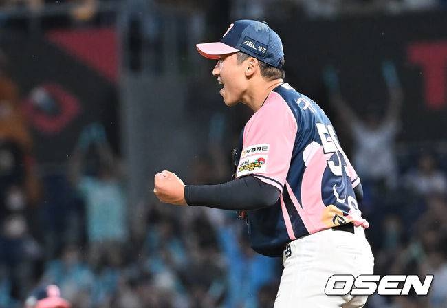 [OSEN=창원, 이석우 기자] 7일 창원NC파크에서 2025 신한 SOL 뱅크 KBO 리그 NC 다이노스와 KIA 타이거즈의 경기가 열렸다. 홈팀 NC는 구창모가, 방문팀 KIA는 양현종이 선발 출전했다. NC 다이노스 선발투수 구창모가 3회초 2사 만루 KIA 타이거즈 최형우를 좌익수 플라이로 잡고 환호하고 있다. 2025.09.07 / foto0307@osen.co.kr