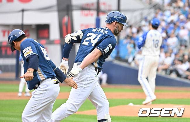 [OSEN=대구, 이석우 기자] 6일 대구삼성라이온즈파크에서 2025 신한 SOL 뱅크 KBO 리그 삼성 라이온즈와 NC 다이노스의 경기가 열렸다. 홈팀 삼성은 원태인이, 방문팀 NC는 김녹원이 선발 출전했다. NC 다이노스 데이비슨이 2회초 좌월 솔로 홈런을 치고 하이파이브를 하고 있다. 2025.06.06 / foto0307@osen.co.kr